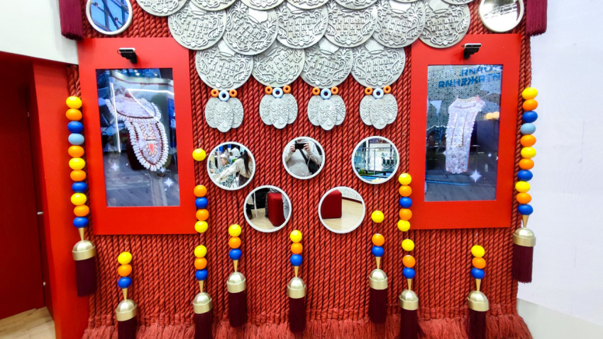 Декоративный стенд с этническими украшениями в павильоне №75