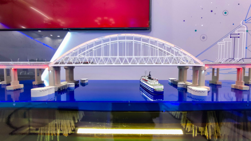 Макет Крымского моста над Керченским проливом