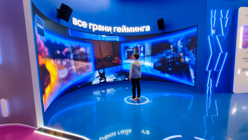 Интерактивная зона VK Play внутри павильона