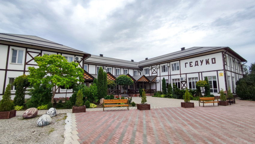 Двор комплекса «Гедуко» с деревом, скамейками и декоративными камнями