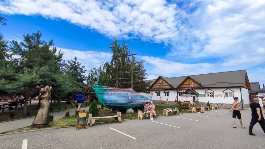 Декоративный корабль «Гедуко» и входная зона комплекса с навигационными табличками