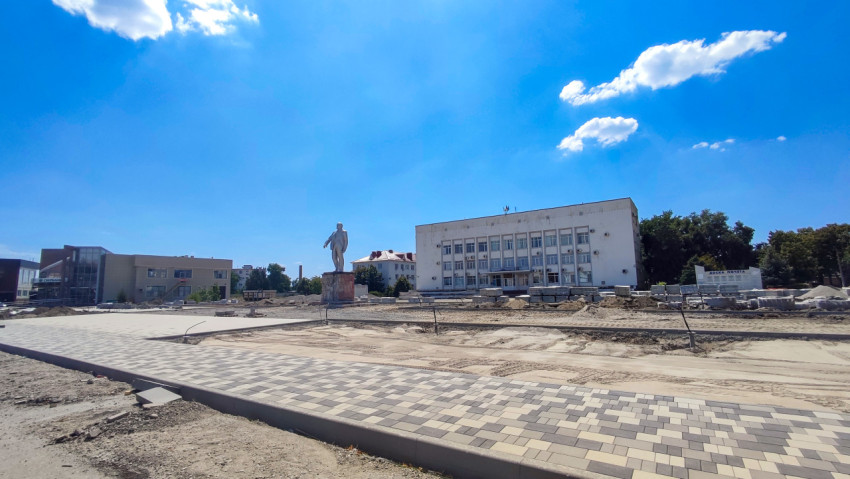 Панорама площади с памятником Ленину и работами по мощению