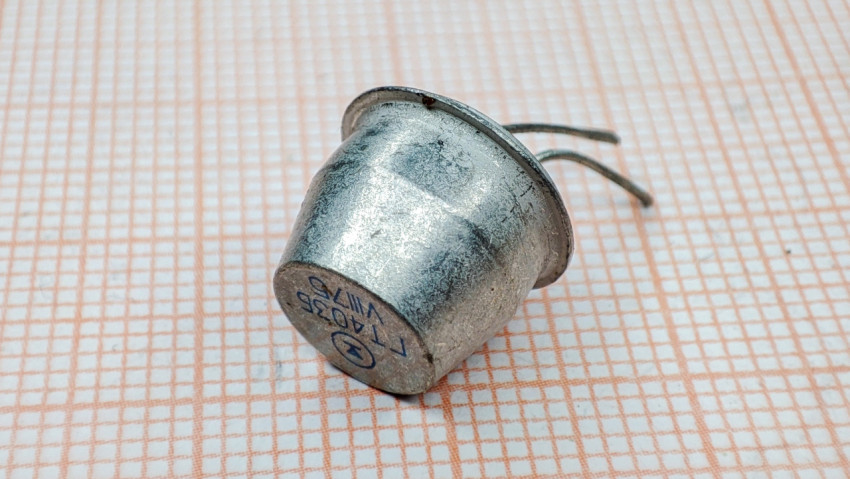 Транзистор ГТ403Б с маркировкой на металлическом корпусе
