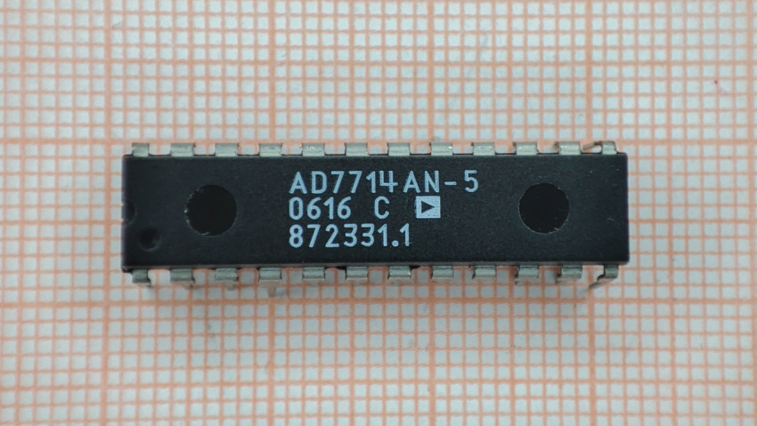 AD7714AN-5 в DIP-корпусе на разметочной бумаге