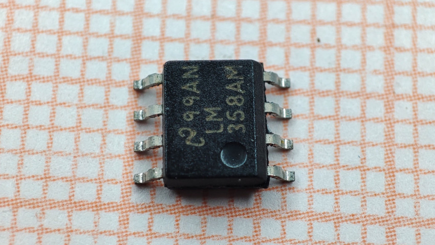 Микросхема LM358AM крупным планом на миллиметровке