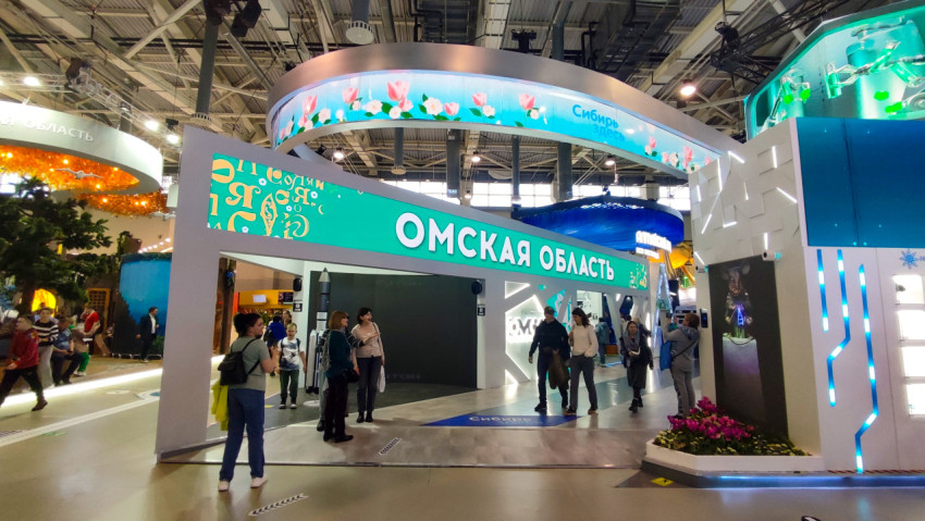Люди изучают экспонаты из Омской области на выставке «Россия»