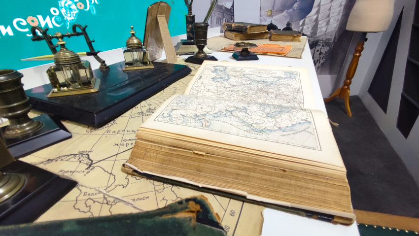 Стол с книгой и письменными принадлежностями