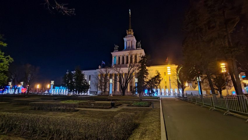 Вид на павильон №1 ВДНХ ночью