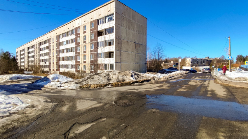 Многоквартирный дом в небольшом городе