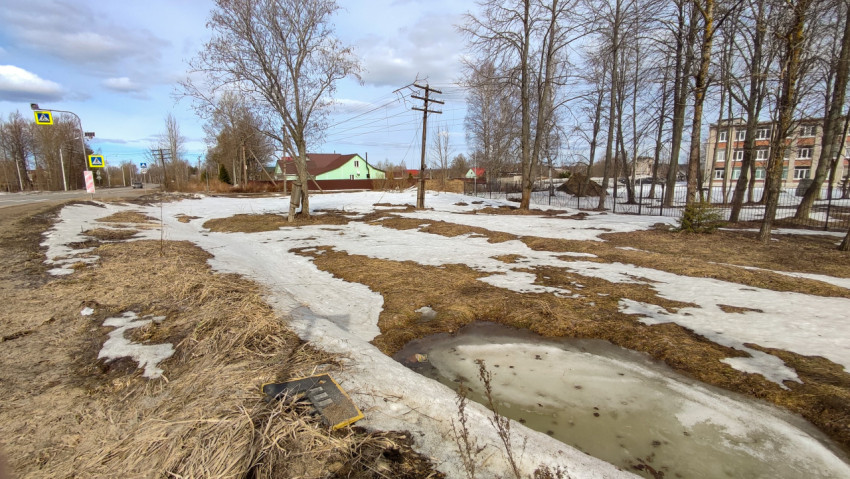 Весна в пригороде: таяние снега на обочине дороги