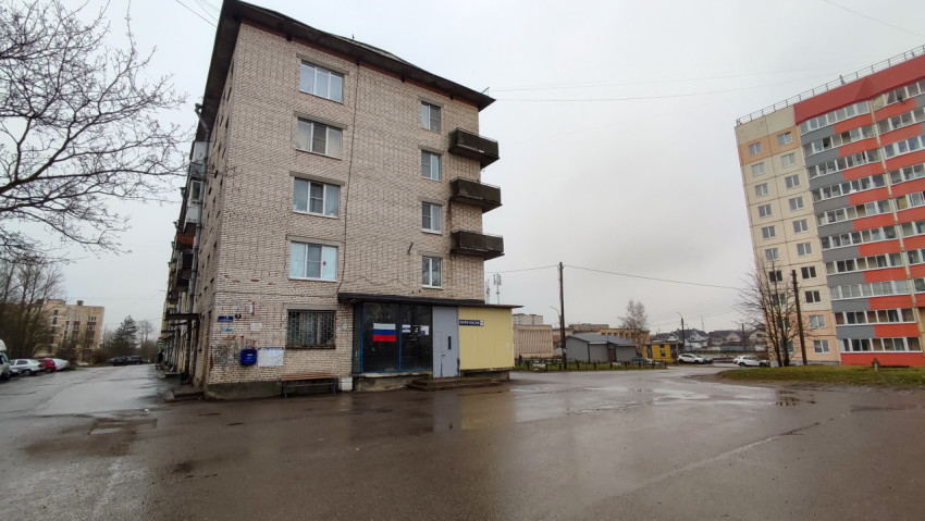 Пятиэтажка на улице в сером городе в дождливый день