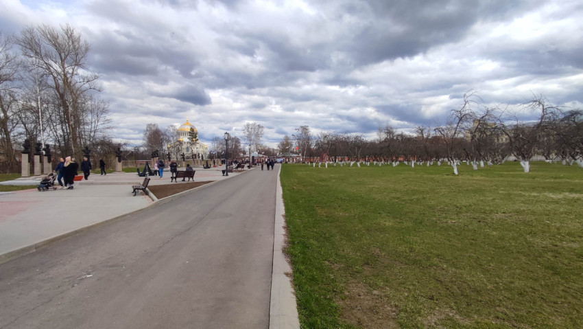 Прогулка по Парку Патриот в Кронштадте в облачный день