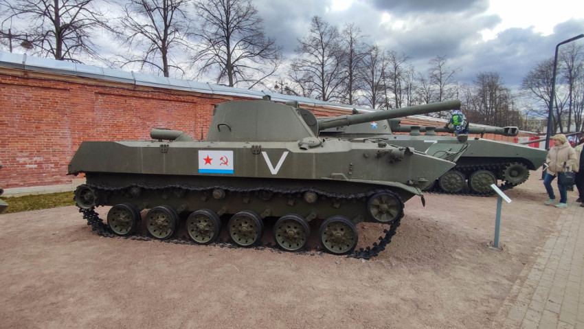 Советская боевая гусеничная плавающая машина БМД-1 на выставке