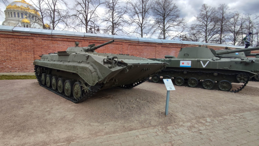 Советская гусеничная боевая машина пехоты БМП-1 на выставке в Кронштадте