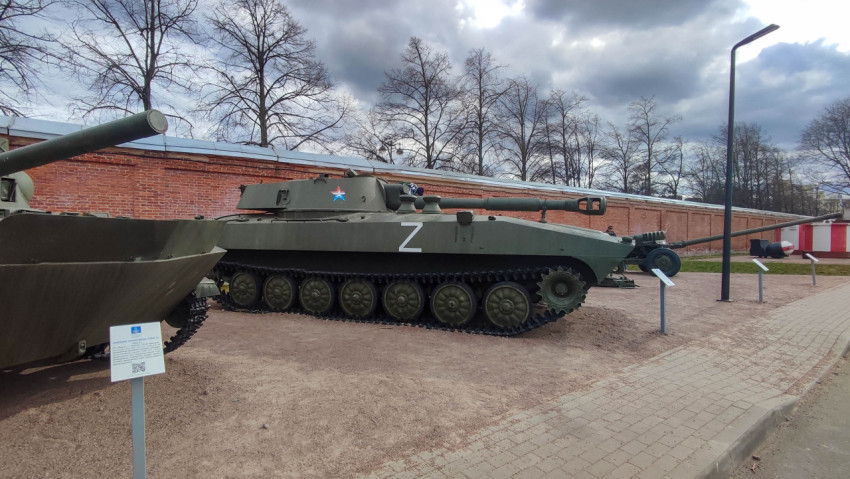 Советская 122-мм полковая самоходно-артиллерийская установка 2С1 на выставке в Кронштадте