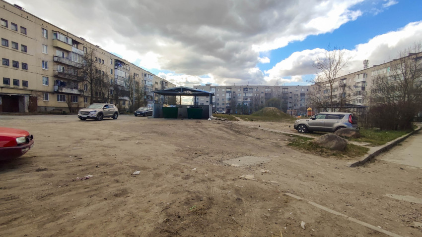 Двор жилого дома с парковкой и мусорными контейнерами