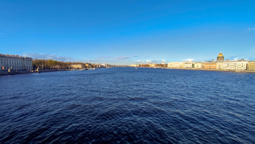 Нева в Санкт-Петербурге в ясный день весной