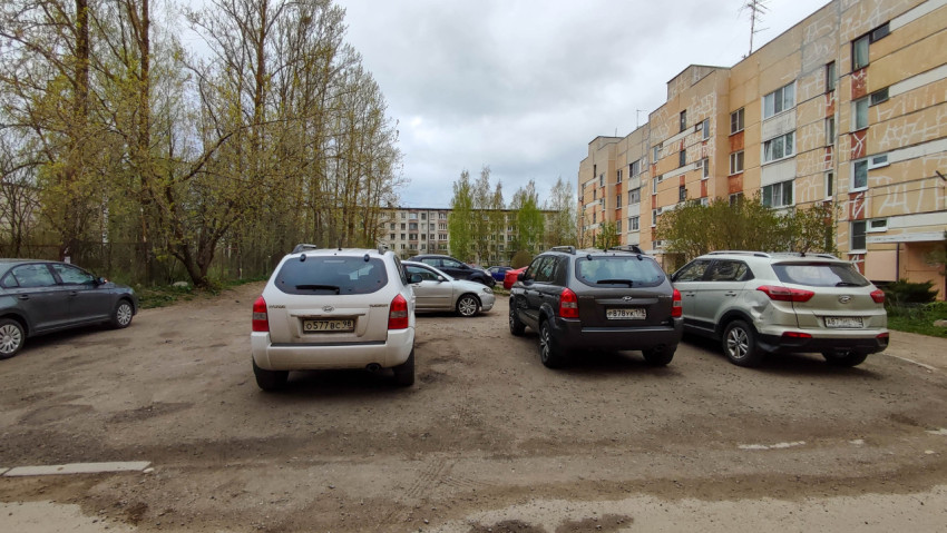 Парковка во дворе жилых зданий в пасмурный день