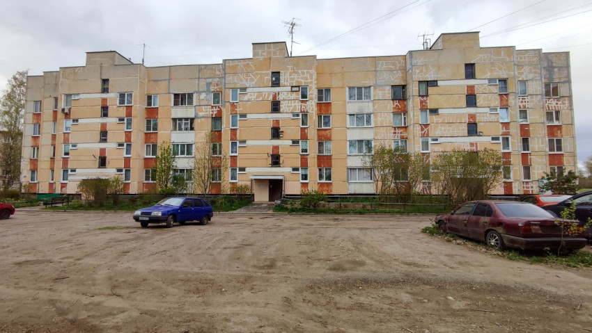 Советский пятиэтажный дом в городском пейзаже
