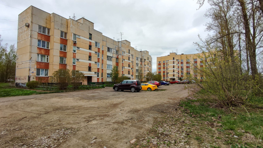 Многоэтажные жилые дома в весеннем пейзаже
