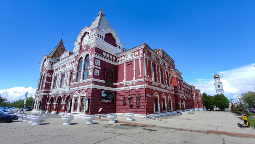 Самарский драматический театр имени М. Горького в солнечный день