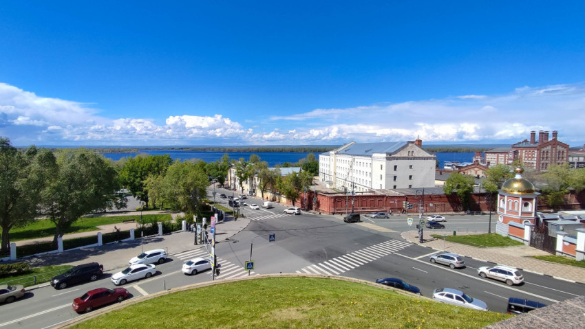 Панорама Самары с видом на улицы и реку Волгу