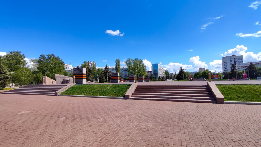 Площадь Славы в Самаре под ярким небом в солнечный день