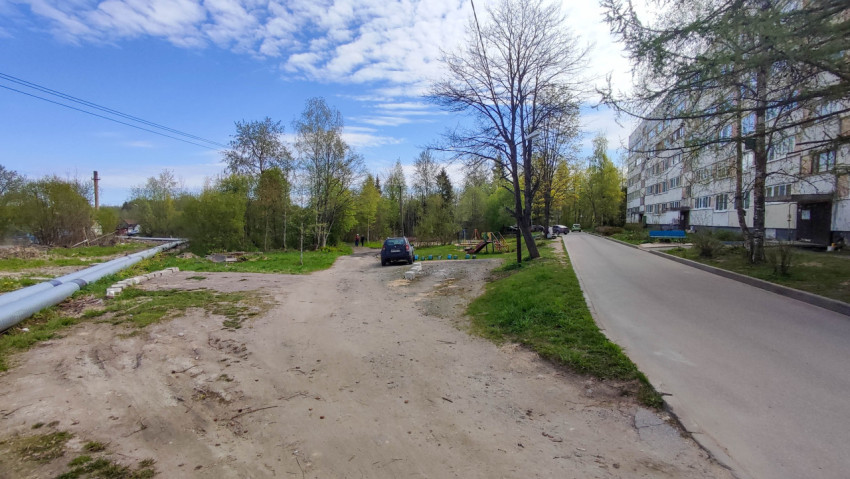 Теплотрасса у жилого дома