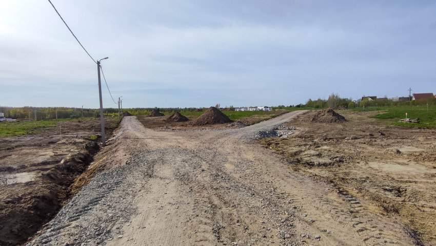 Строительная площадка дороги с песком и щебнем в ясную погоду