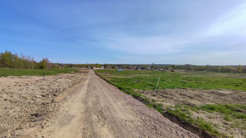 Дорога через зеленое поле в солнечный день