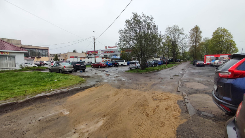 Дорога с песчаными участками и туманным небом в городе