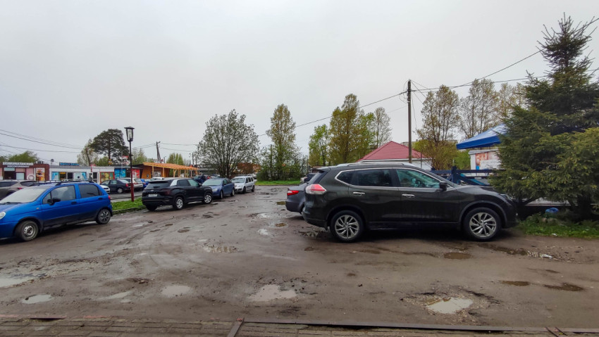 Парковка с грязными дорогами в небольшом городке