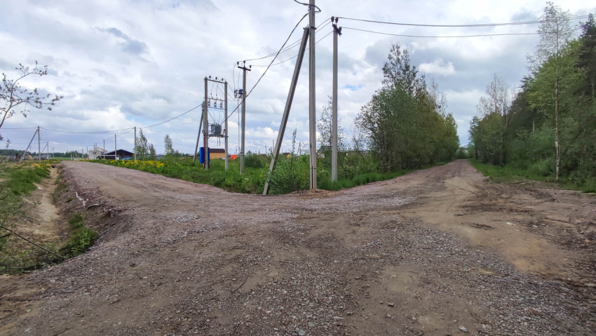 Дорога на развилке на окраине поселка