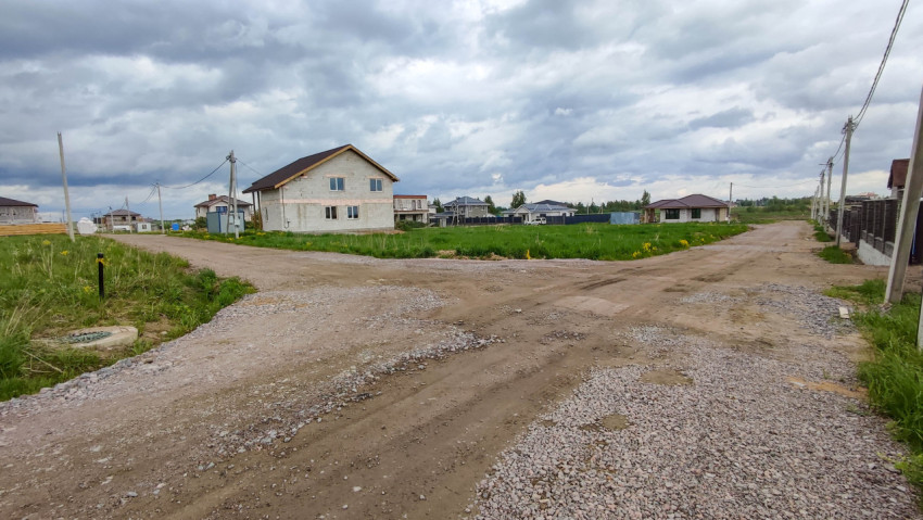Пейзаж загородной местности с распутьем и домами