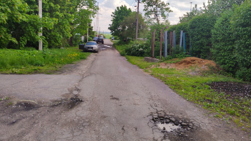 Узкая дорога с автомобилями и деревьями