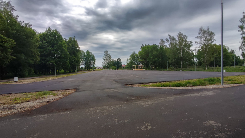 Новая парковка для автомобилей под облачным небом