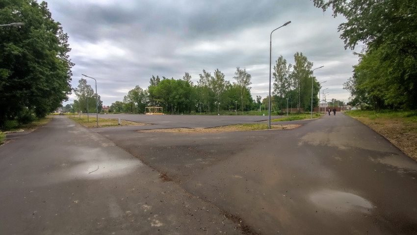 Новая парковка для автомобилей в городском парке