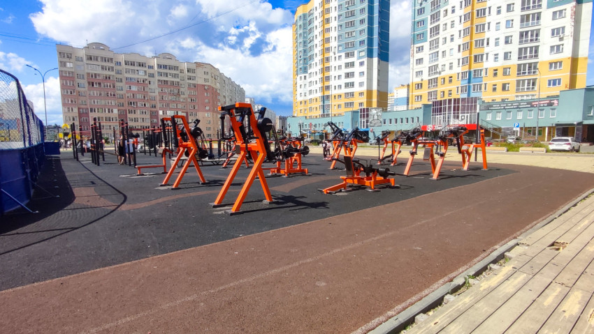Спортивная площадка для тренировок на улице в солнечный день