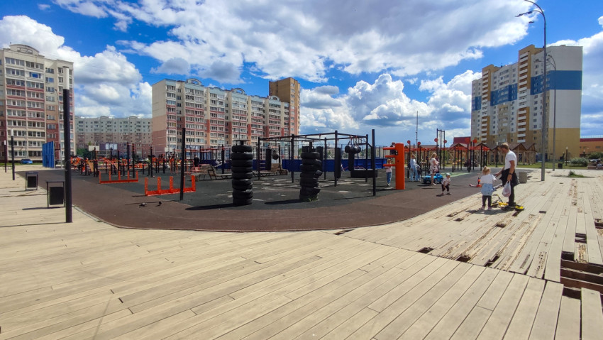 Спортивная площадка в ясный солнечный день