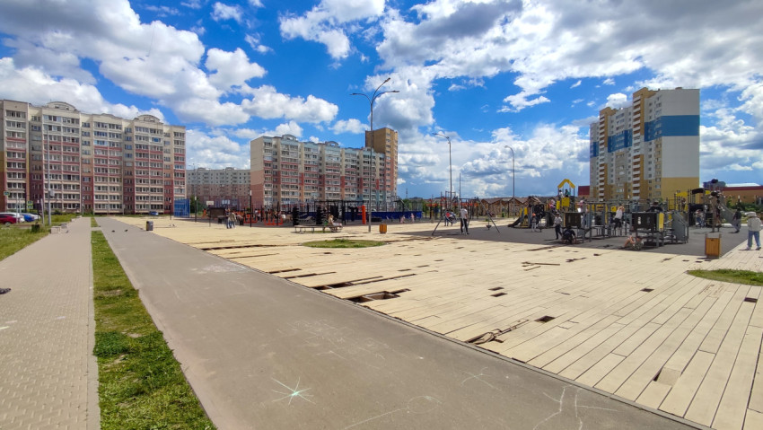 Спортивная и детская площадки в жилом районе