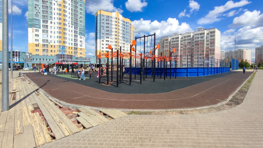 Спортивная площадка в жилом районе с новыми тренажерами