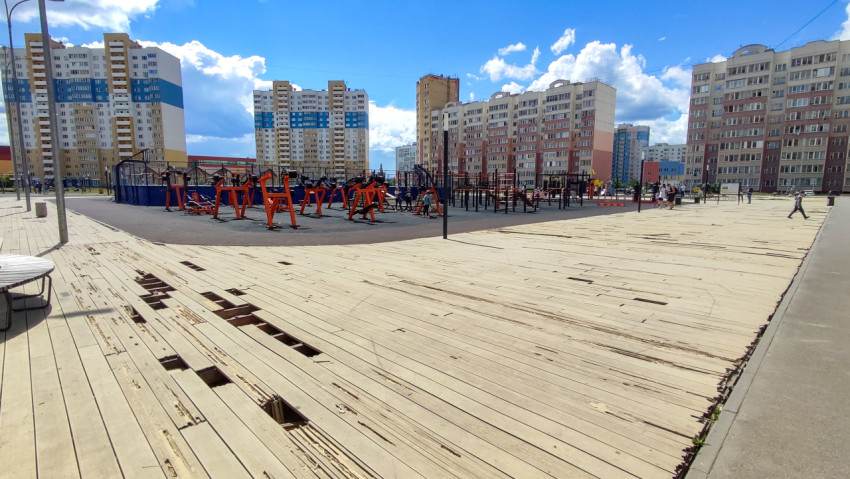 Повреждённое деревянное покрытие на спортивной площадке