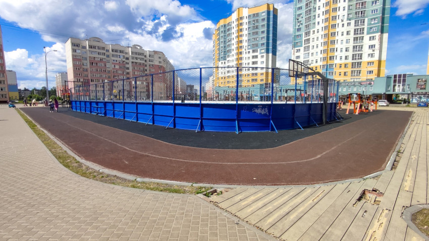 Хоккейная коробка во дворе жилого дома