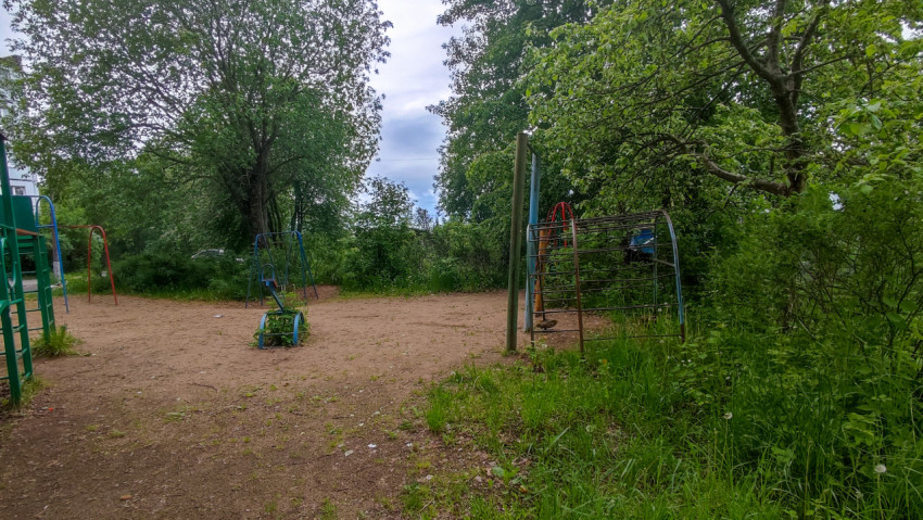 Пустой детский игровой участок в парке под облачным небом