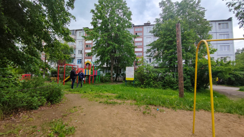 Игровая площадка во дворе жилого дома