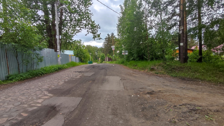 Пустая дорога в селе во время пасмурного дня