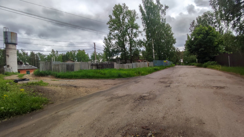 Спокойная улица в деревне под облачным небом