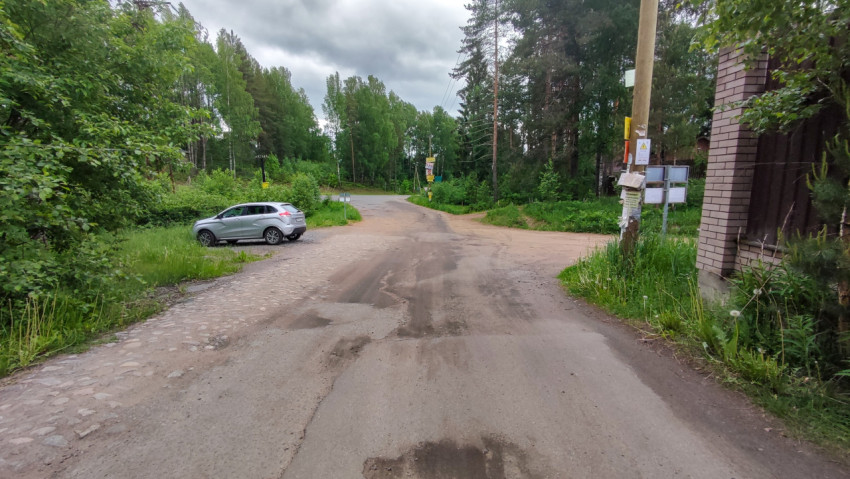 Перекресток с припаркованным автомобилем на окраине города