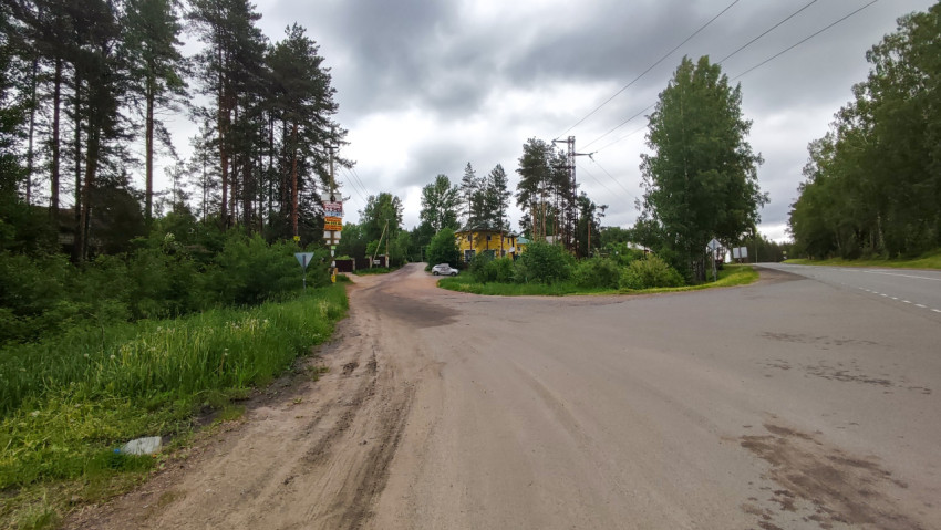 Поворот дороги недалеко от населенного пункта