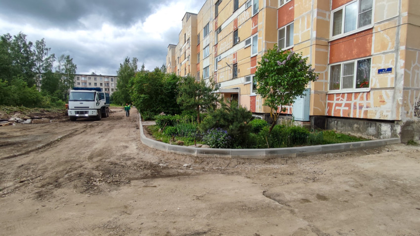 Двора жилого дома в процессе благоустройства